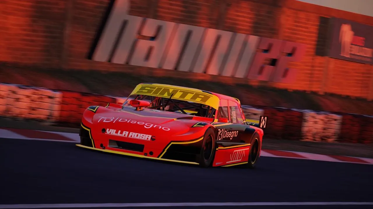 Auto rojo de simracing en pista al atardecer