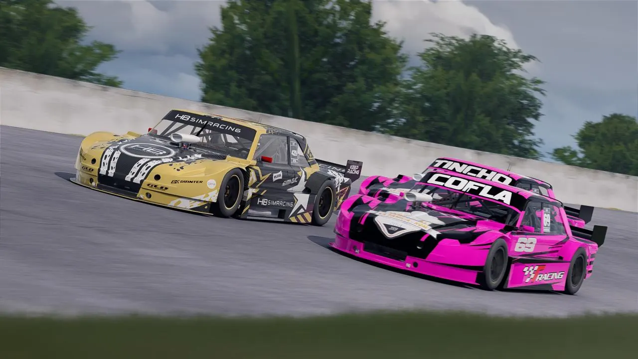 Dos autos de simracing compitiendo lado a lado
