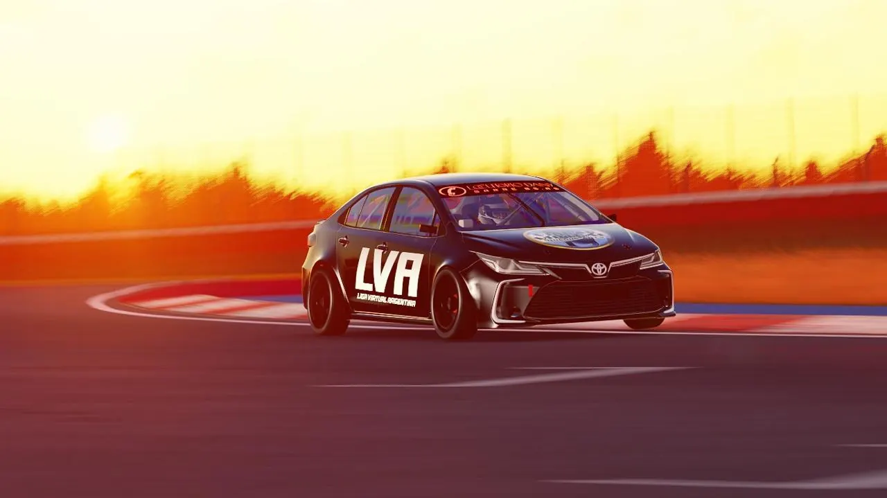 Corolla de Liga Virtual Argentina en una curva al atardecer