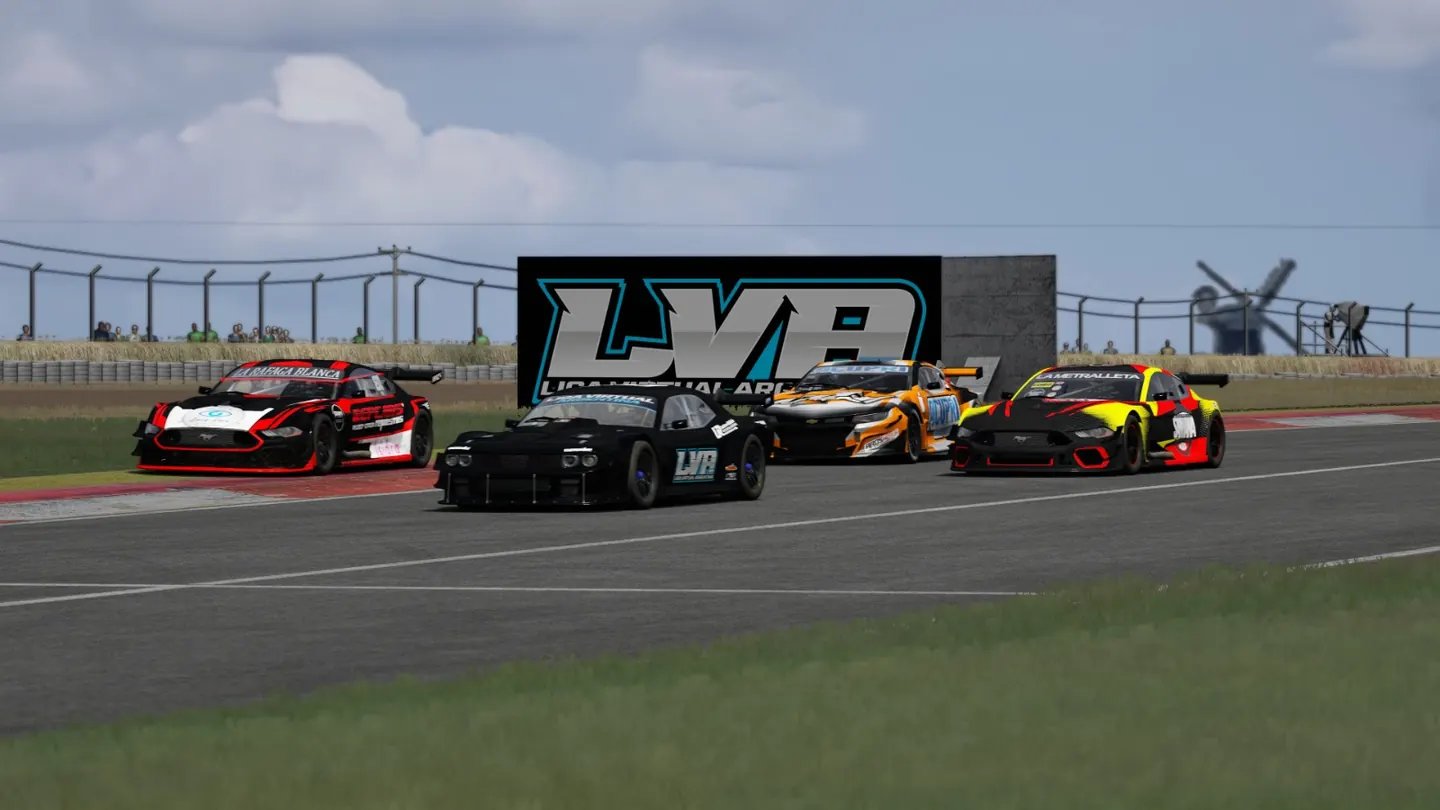 Cuatro autos de Liga Virtual Argentina disputando la carrera