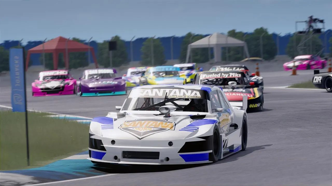 Pelotón de simracing con auto Santana Motos
